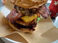 美式经典牛肉汉堡-shark burger·鲨鱼汉堡(交子大道店)