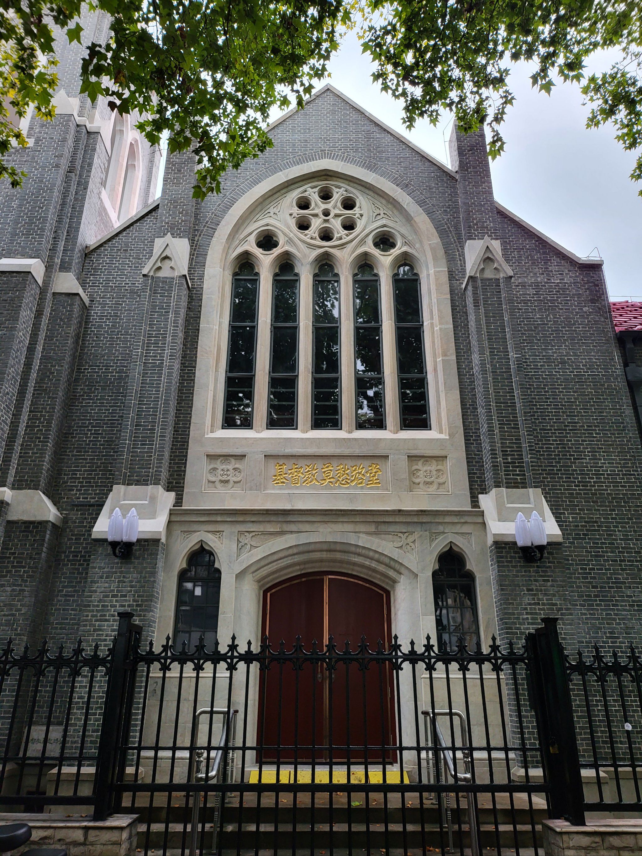 下午偶然来到了莫愁路,站在路边就看到了高