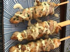炭烤鸡肉串配酸奶黄瓜酱-帕歌西班牙餐厅paco tapas