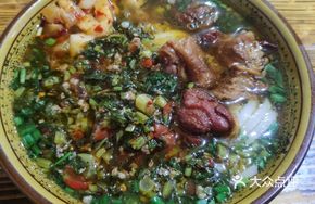 Pork Trotter and Snowy Chard Meat Sauce Noodles