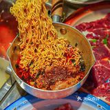 这碗鱿鱼脑花火锅面红油一淋香爆，吃不够