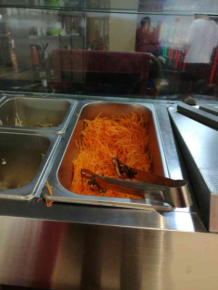 地方很好找就在永辉超市的出口处老板娘很热情手脚也很麻利鸡蛋杂粮菜