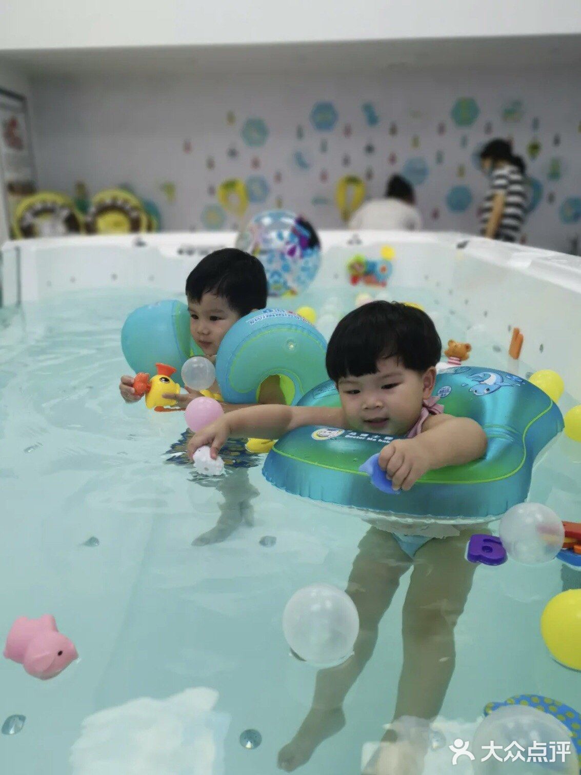 带宝宝体验游泳的乐趣