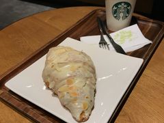 白巧扁桃可颂加巴旦木奶玛奇朵中杯-星巴克臻选(深圳罗湖万象城店)
