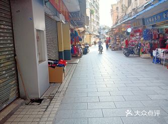 里面大部分店铺都已经开门了（店员都有佩戴口罩）
