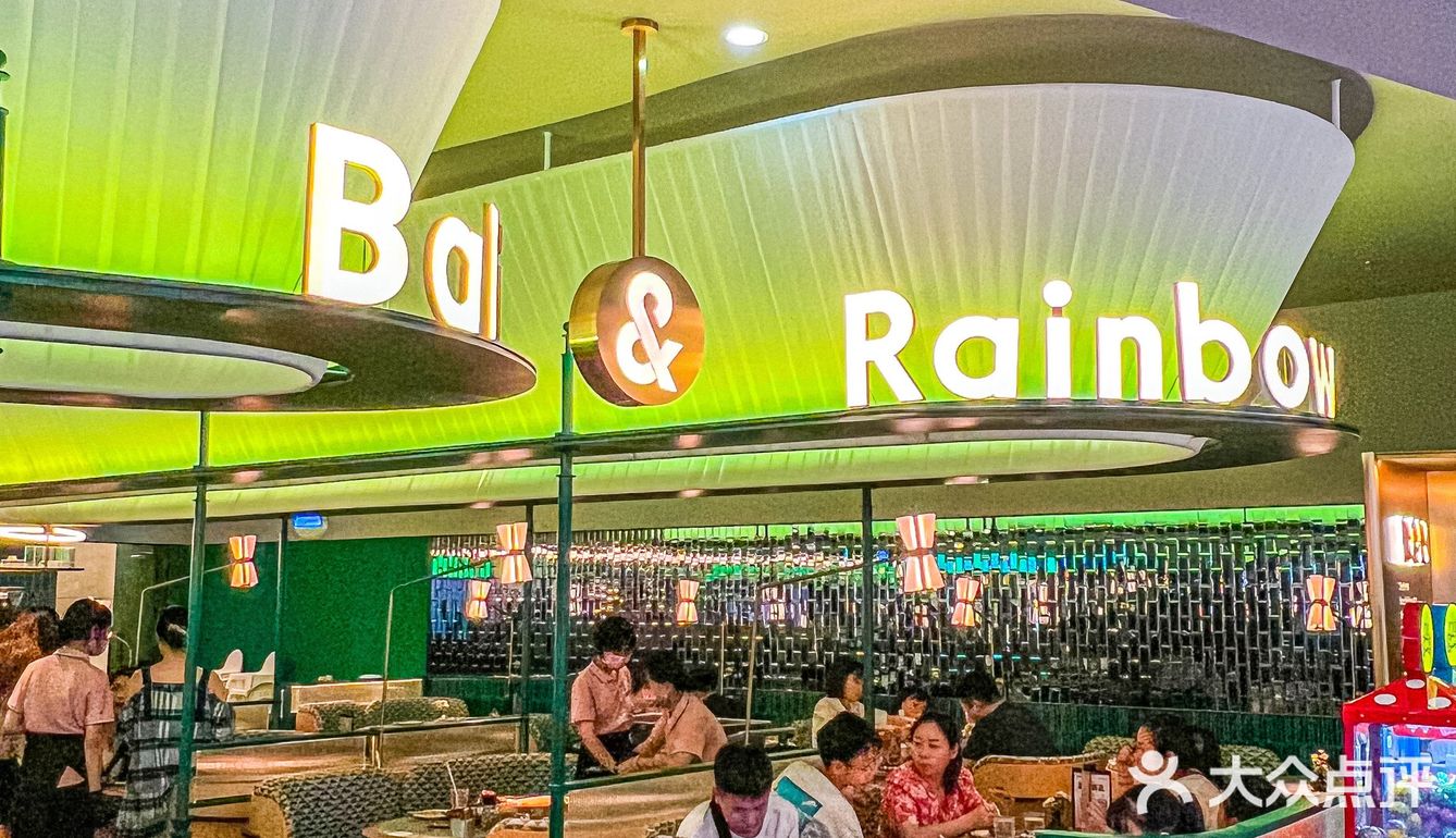 四楼这家设计感满满的西餐厅也太扎眼了