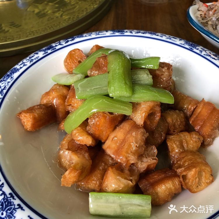 朋友在安亭添新居，大伙来此看房，到饭点了便来此就餐