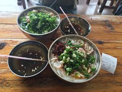 -鸿浩扒猪脚米线