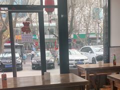 靠窗位-何记酿皮店(西流湾店)