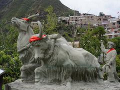 二牛抬杠雕塑-甘堡藏寨