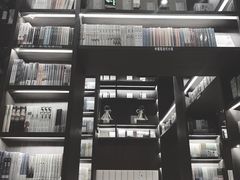 -钟书阁(群光广场店)