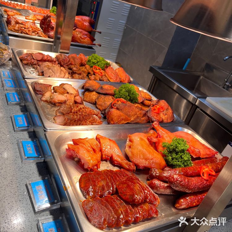 在三林金谊广场四楼,一百多元的自助餐算是很划算了