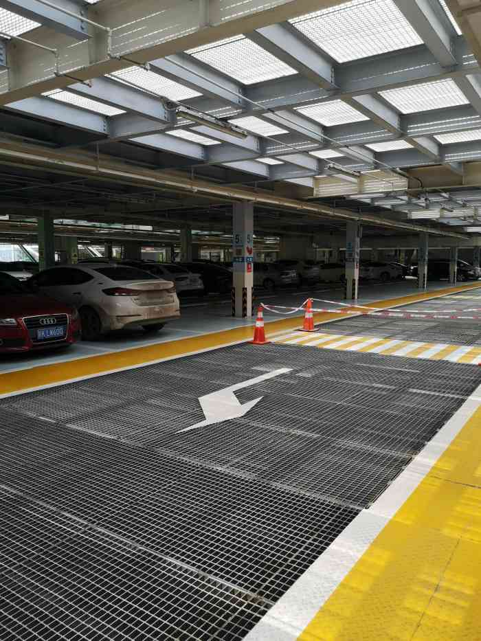 赛格国际楼顶阳光停车场