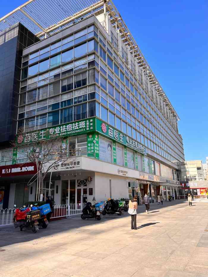 时代奥城商业广场-"里面各种类型的饭馆特别多,街道较干净,夜.
