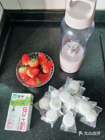 想吃甜品吗 肯定想吃～～ 分享一个超简单的草莓慕斯制