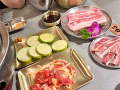 -围炉肉舍•炭烤活鳗•丹东海鲜烤肉(步行街店)