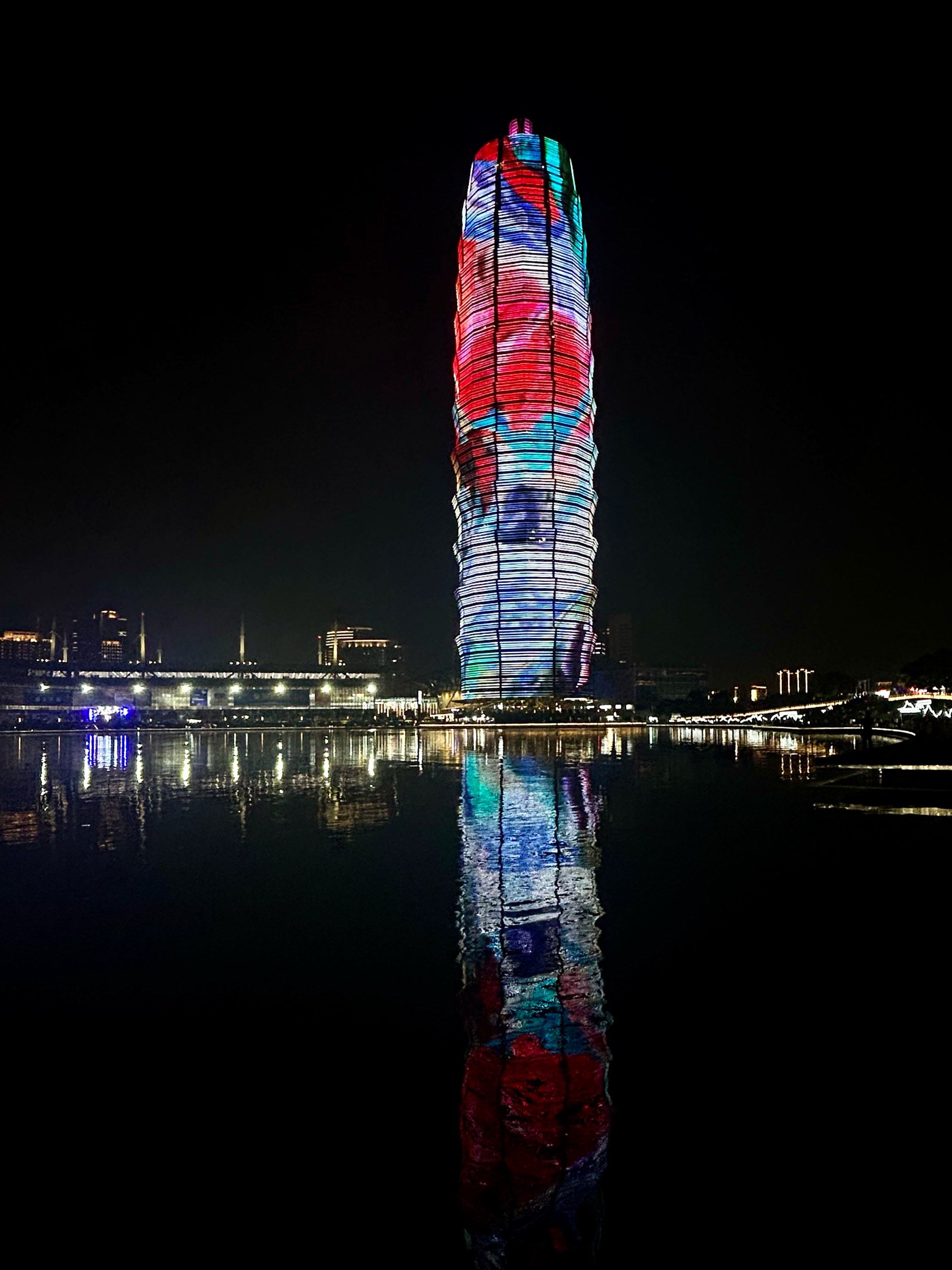 被郑州大玉米夜景灯光秀惊艳到了!