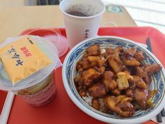宫保鸡丁拼秘汁鸡排盖饭-和合谷(百荣店)