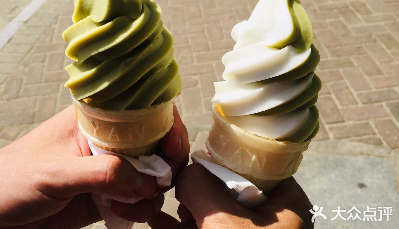 沙滩边的美味冰淇淋