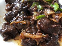 红菇炒肉-鸿亨泰杂鱼馆(港馨家园店)