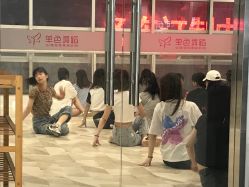 -单色舞蹈
