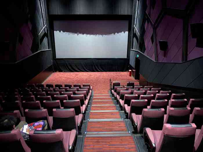 打分 作为深圳的仔  这家百老汇的电影院很小,屏幕也很小…… 很失望