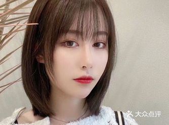 会搭肩膀发尾翘起来 但是近几年的锁骨发型却在国内大热