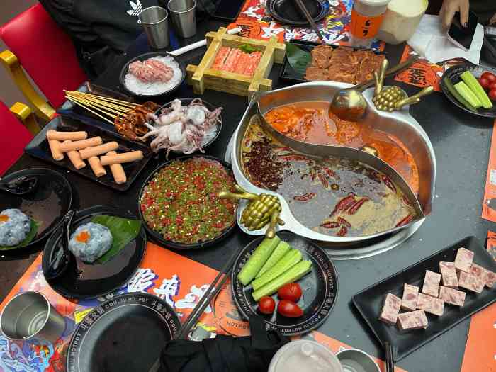 斗鎏火锅(新街口中央商场店)-"很有特色的羊肉,但是筋多了点.