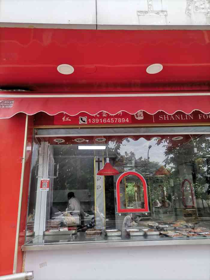 刘记熟食(连亮路店)-"东西很好买的人特别多经常会看到有人排队在.