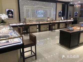 今天受邀来参加莱绅通灵的美甲活动，人挺多的