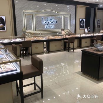 今天受邀来参加莱绅通灵的美甲活动，人挺多的