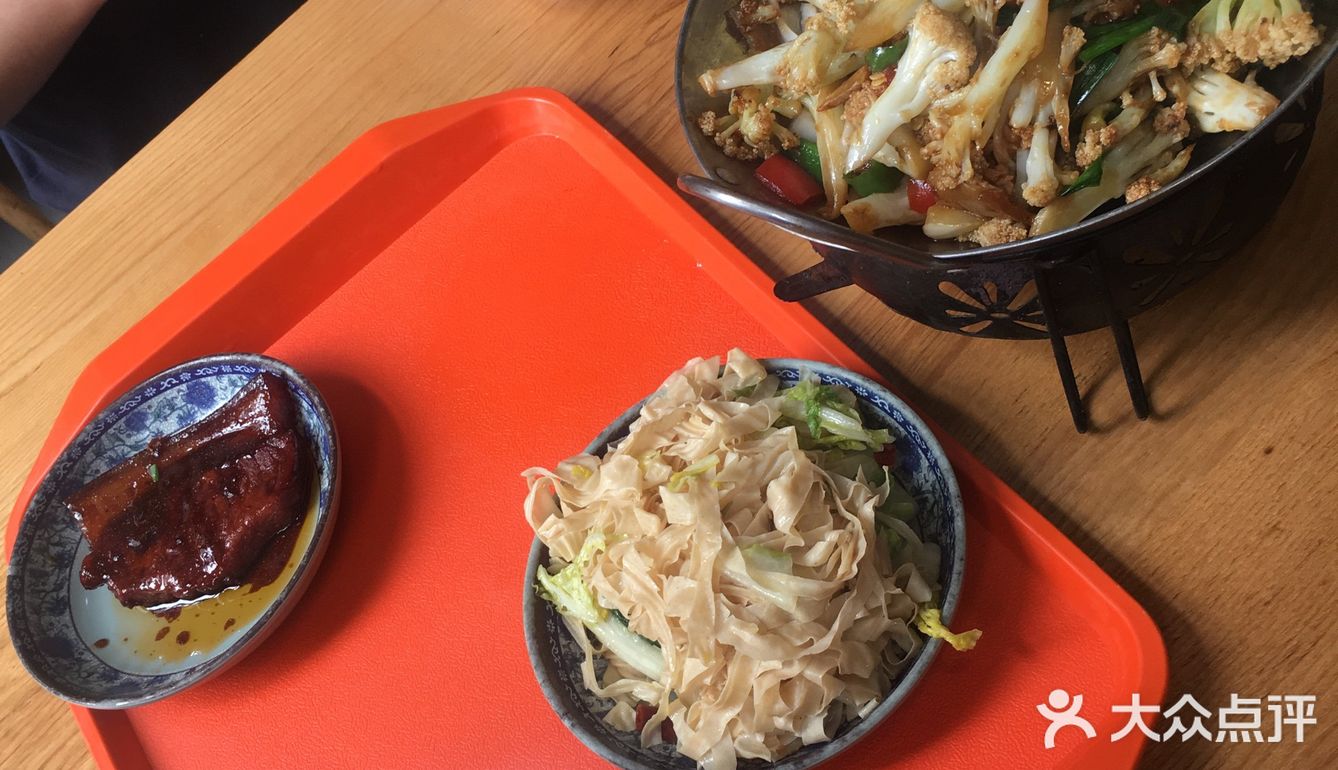 「红烧大排」红烧大排挺好吃的，味道偏甜，但是肉质有些