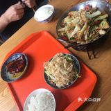 「红烧大排」红烧大排挺好吃的，味道偏甜，但是肉质有些