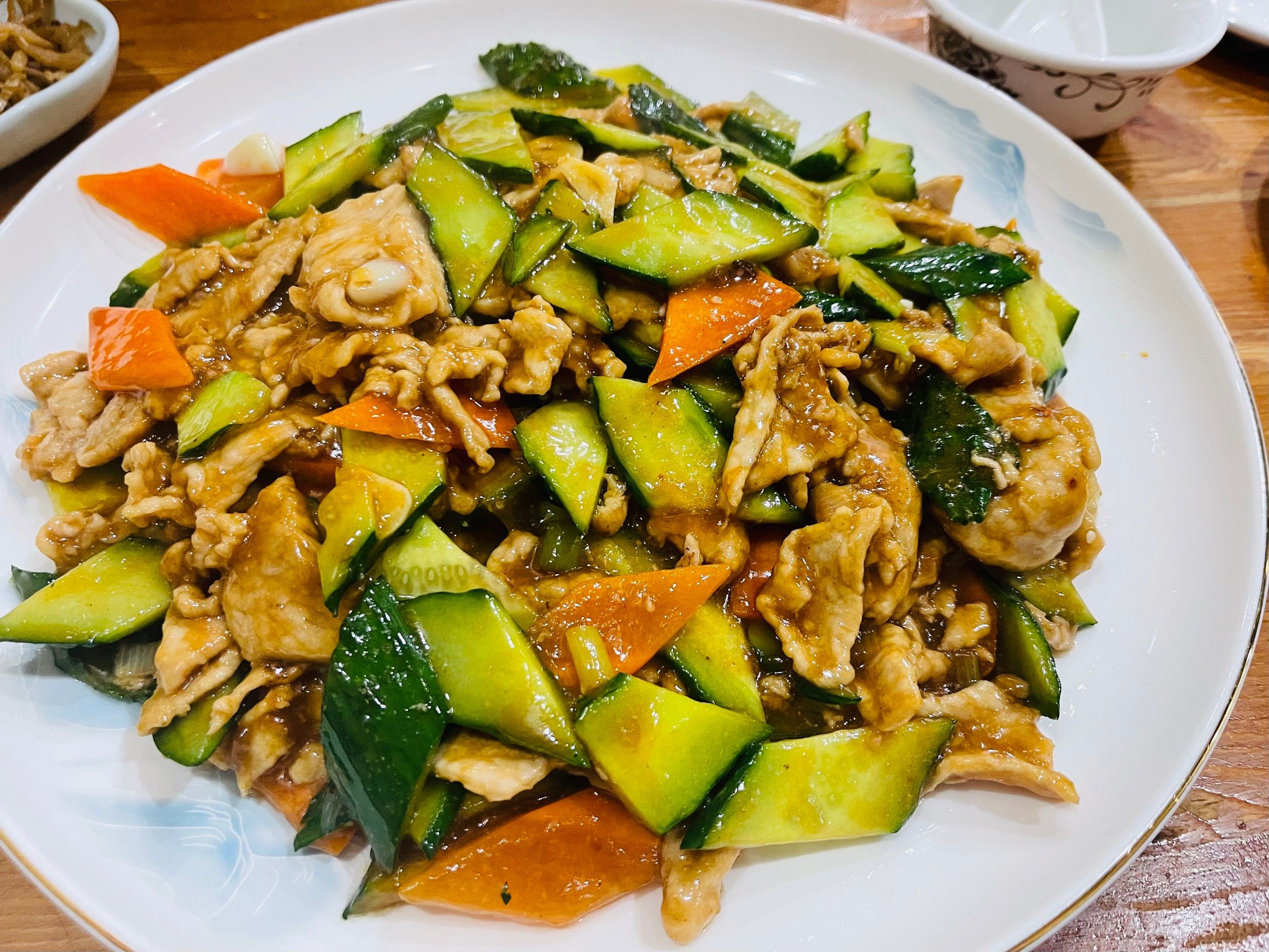 面馆现在也开成大饭店了
从只买面到现在也成了大厨了
这个溜肉片