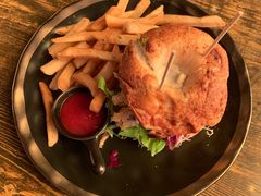 牛油果软壳蟹汉堡配薯条-layback cafe & bar