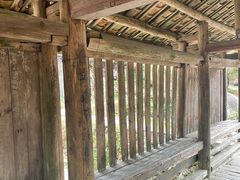 -石上人家