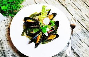 Chilean Mussels with Emerald Pasta