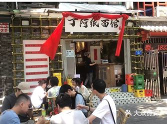他的位置在长江村88号公交车站，位置很好的