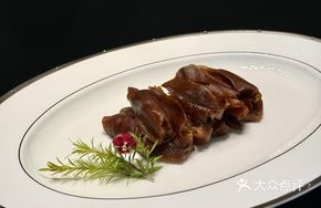 Whole Braised Goose Feet