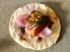 烟熏三文鱼配烤饺子皮及芥末籽酱-BOR Eatery(安福路店)