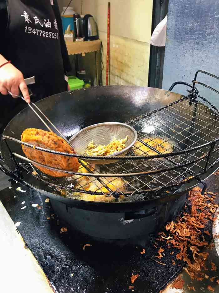 袁氏油香-"我们去的时候是下午两点多,店门口排队的人.