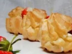 草莓味泡芙-瑞幸咖啡(尚都国际店)