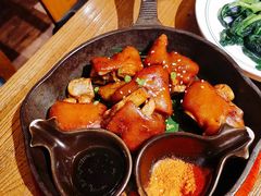 个旧烤猪蹄-云海肴·汽锅鸡·云南菜(天山百盛优客店)