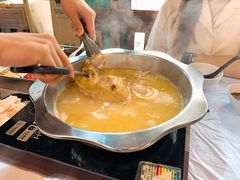 浓厚原只鸡煲花胶汤-鲜入围煮花胶鸡海鲜火锅