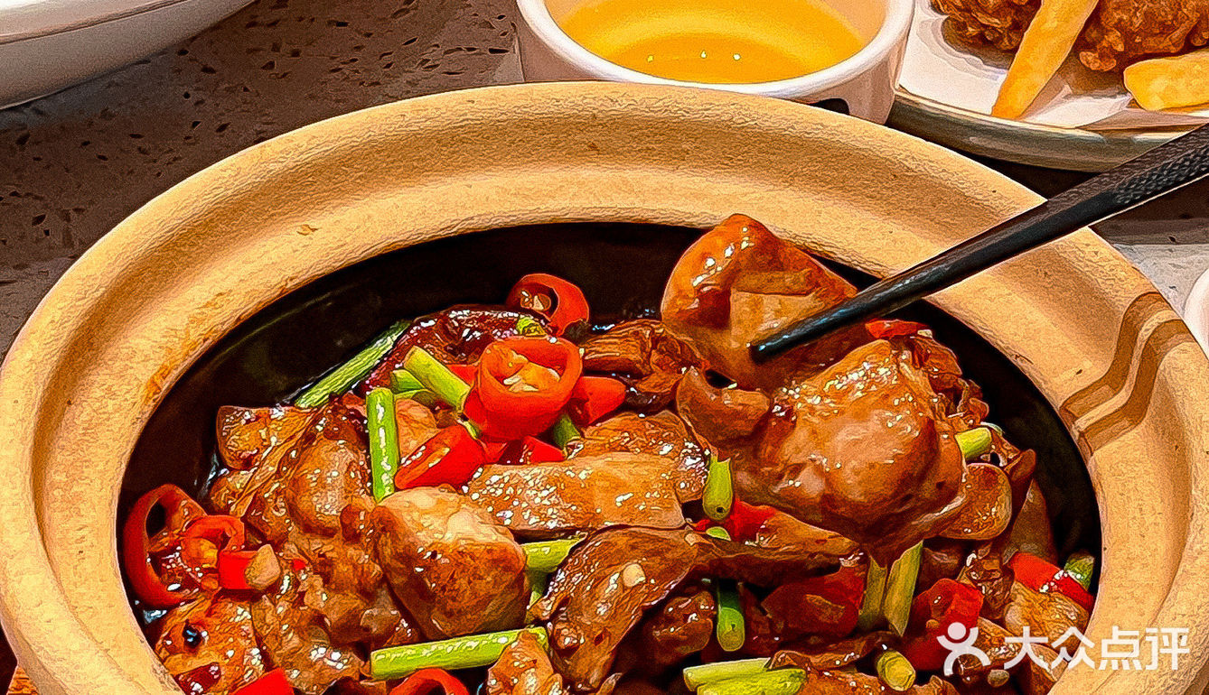 会主动介绍他们家的的招牌酸菜鱼 几乎是每桌必点！