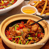 会主动介绍他们家的的招牌酸菜鱼 几乎是每桌必点！