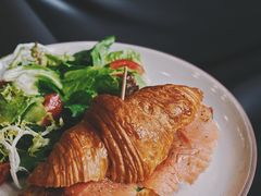 牛油果烟熏三文鱼牛角包-LIN COFFEE CO(龙珠达店)