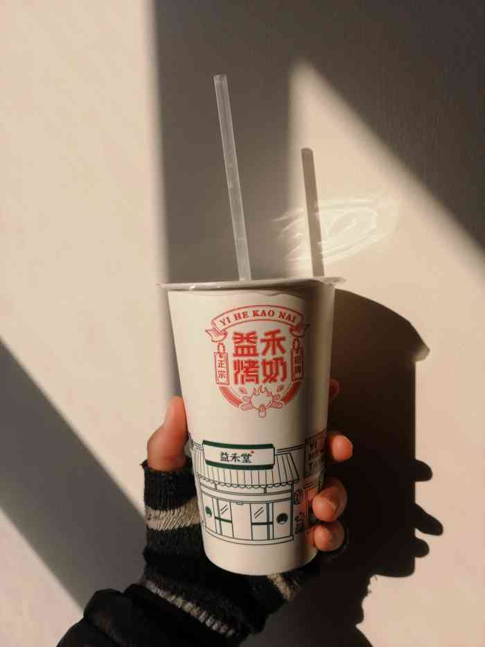 打分   /人 半糖禾风奶绿～ 不会太甜也不会太淡～价格也很美丽!