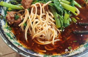 牛肉肥肠米线