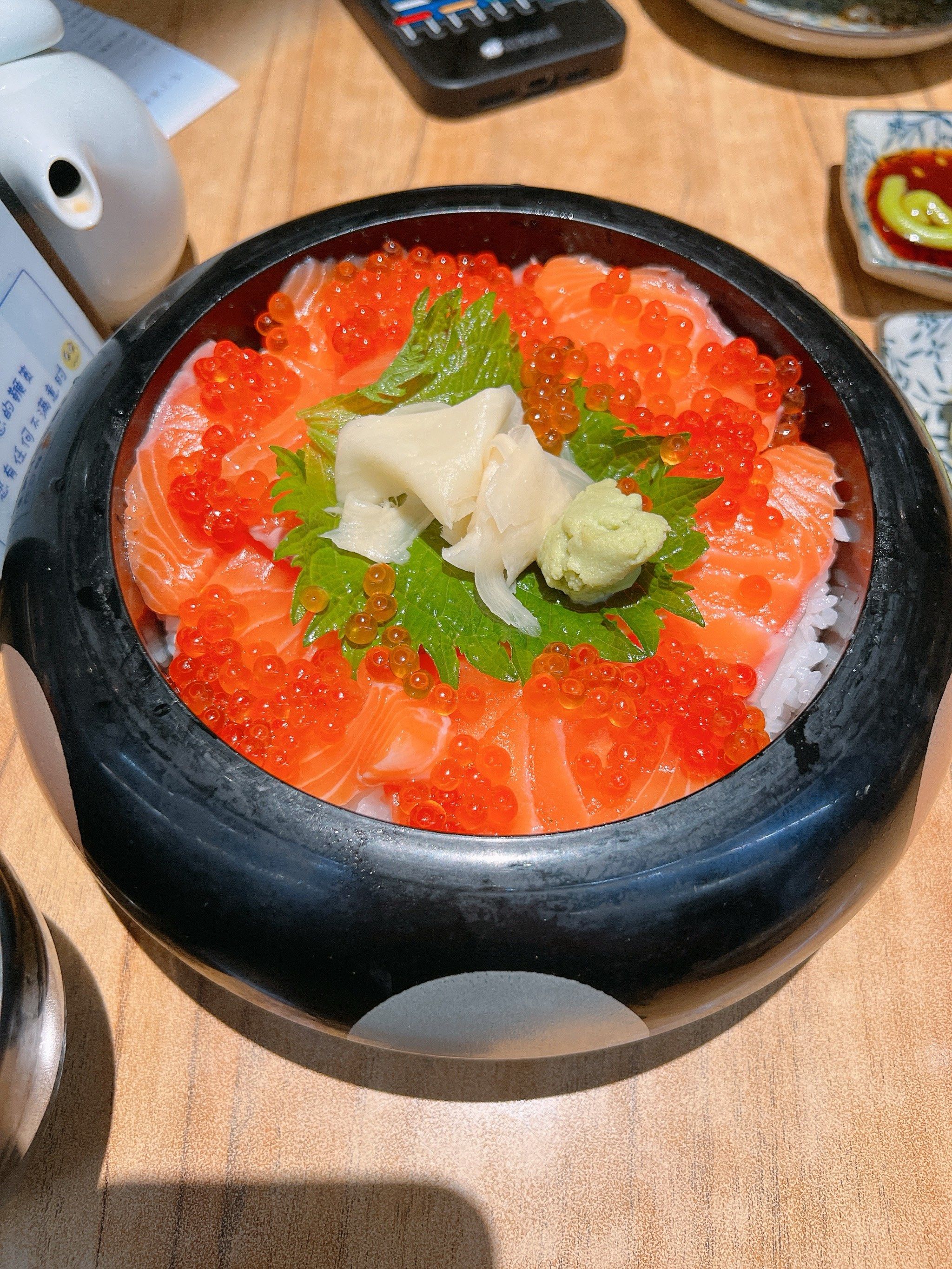 这家日料店的三文鱼盖饭相当诱人!